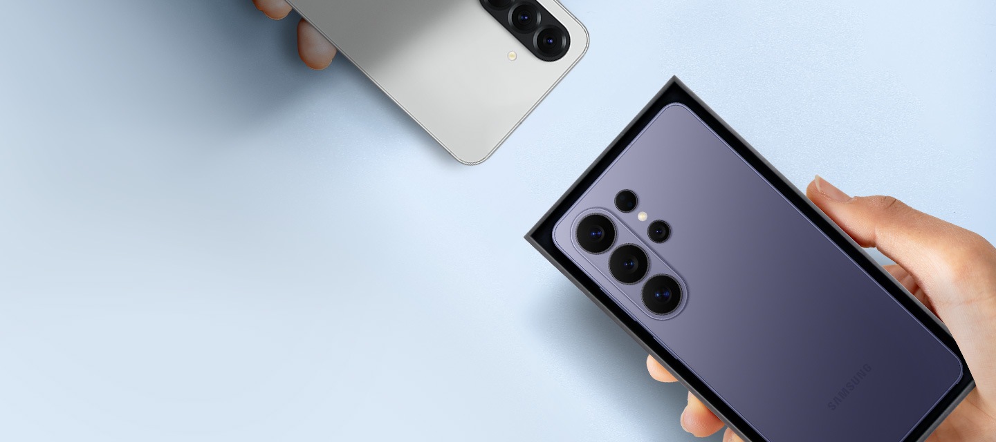 갤럭시 A56과 박스에 담긴 갤럭시 S26 울트라가 있습니다. 뒷면을 드러낸 두 기기가 손에 각각 들려 있습니다. 4개의 아이콘이 있고 각각 간편보상, 스마트폰, 탭, 갤럭시 워치를 표현하고 있습니다.