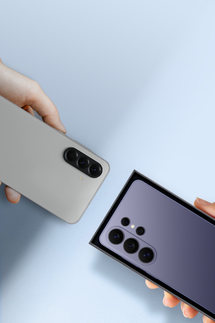 갤럭시 A56과 박스에 담긴 갤럭시 S26 울트라가 있습니다. 뒷면을 드러낸 두 기기가 손에 각각 들려 있습니다. 4개의 아이콘이 있고 각각 간편보상, 스마트폰, 탭, 갤럭시 워치를 표현하고 있습니다.