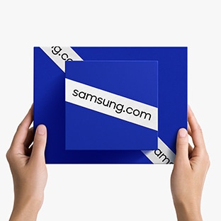 'Samsung.com' 띠가 둘러진 파란색 상자들이 쌓여 있음