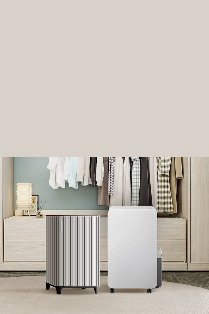 거실 배경 가운데 인버터 제습기, Infinite AI 공기청정기 제품이 함께 배치되어 있는