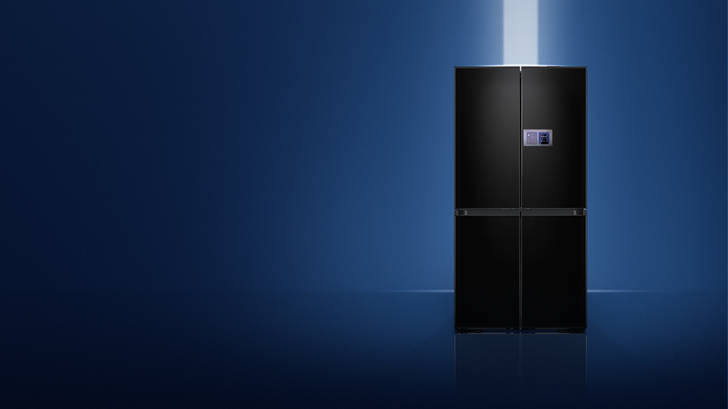 위쪽에서 빛이 비추고, 앞면에 약간의 반사가 있는 Bespoke AI 냉장고가 있다. 이미지 클릭 시 냉장고 모두 보기 페이지로 이동한다.