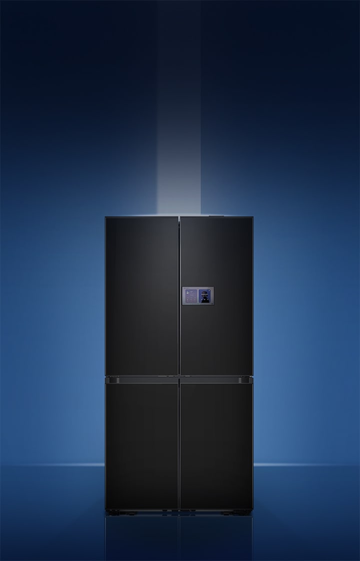 위쪽에서 빛이 비추고, 앞면에 약간의 반사가 있는 Bespoke AI 냉장고가 있다. 이미지 클릭 시 냉장고 모두 보기 페이지로 이동한다.