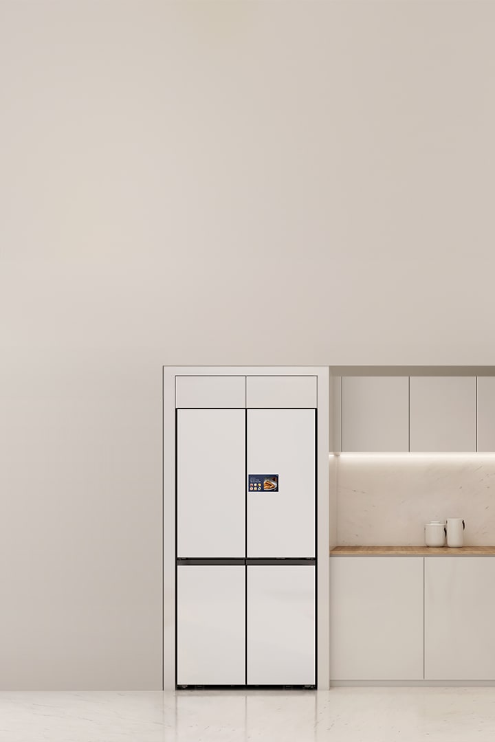 주방 중앙 우측에 삼성 Bespoke AI 패밀리허브 냉장고가 빌트인 되어 있고, 냉장고 우측에는 상하부장이 있습니다. 상부장 위엔 그릇과 냄비가 있습니다.