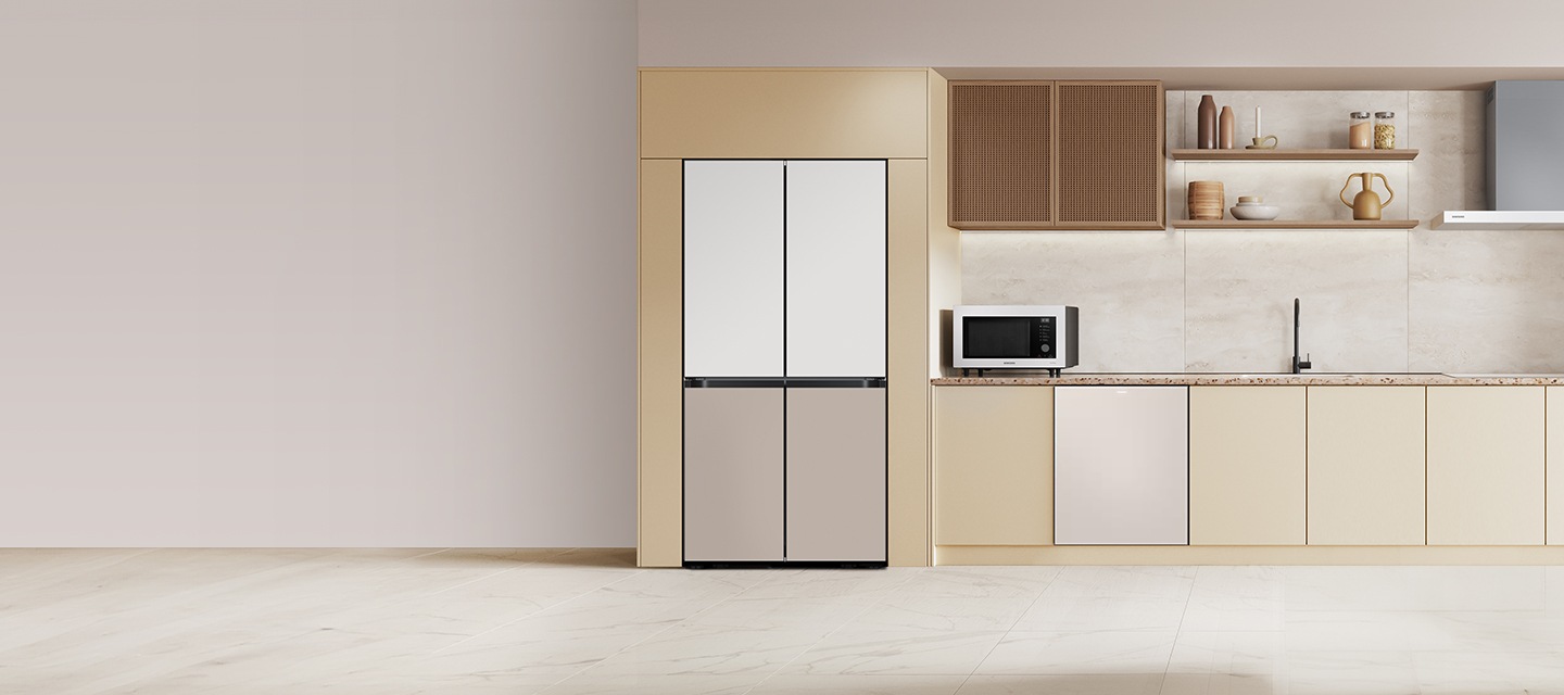 베이지색 대리석 바닥과 벽에 우드톤의 맞춤장과 키친핏 냉장고, 싱크장 안에 빌트인 식기세척기 신제품과 전자레인지 화이트 컬러가 놓여 있고, 라탄 재질의 장과 우드 벽선반에 나무로된 오브제와 도자기 병과 환풍기가 있는 이미지