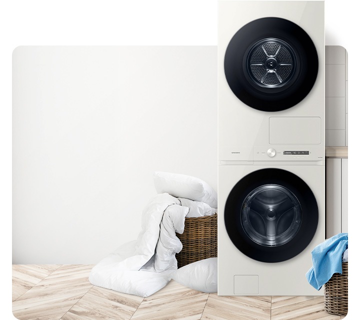 세탁실 한가운데에 BESPOKE 그랑데 AI 원바디 Top-Fit 제품이 설치되어 있습니다. 제품 주변으로 빨래가 담긴 바구니, 세제들이 놓여져 있으며, 왼쪽에는 에너지 소비효율 1등급 최저기준보다 20 % 낮은 전력소모를 알려주는 인포그래픽이 띄워져 있습니다.