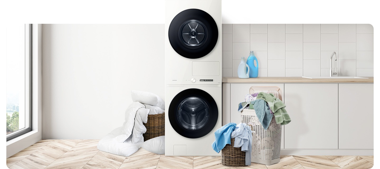 세탁실 한가운데에 BESPOKE 그랑데 AI 원바디 Top-Fit 제품이 설치되어 있습니다. 제품 주변으로 빨래가 담긴 바구니, 세제들이 놓여져 있으며, 왼쪽에는 에너지 소비효율 1등급 최저기준보다 20 % 낮은 전력소모를 알려주는 인포그래픽이 띄워져 있습니다.