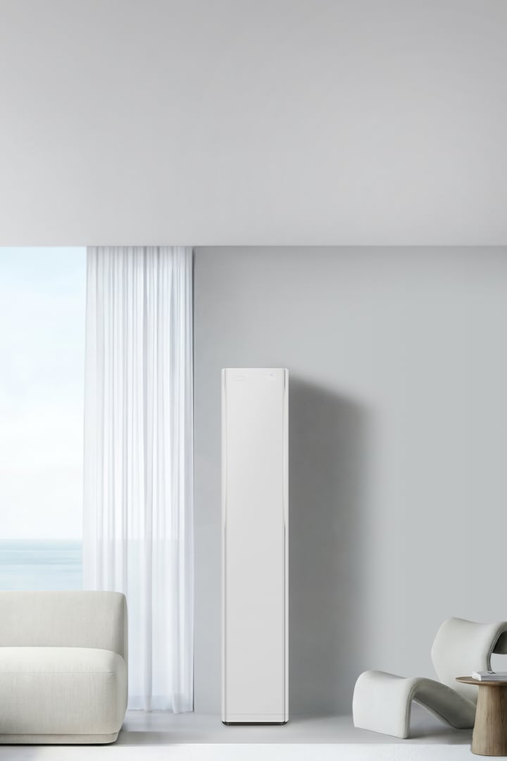  미니멀한 거실 공간에 Bespoke AI 무풍콤보 갤러리 프로가 설치되어 있고 큰 창 너머로 바다가 보입니다.