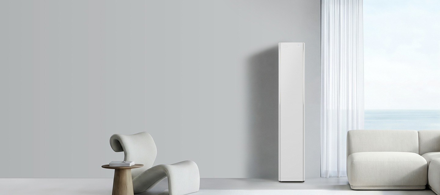  미니멀한 거실 공간에 Bespoke AI 무풍콤보 갤러리 프로가 설치되어 있고 큰 창 너머로 바다가 보입니다.