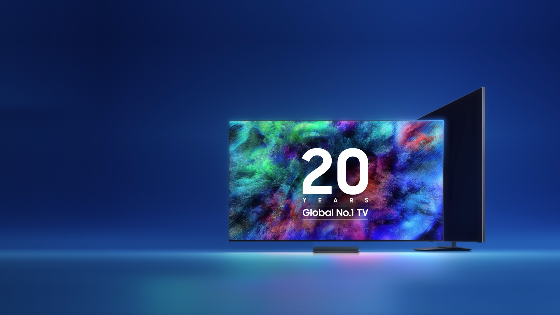 검은색 배경에 TV 실루엣이 있으며, 그 옆으로는 빨간색과 파란색, 흰색 그라데이션의 숫자 1이 세워져 있습니다. 1 앞으로는 붉은빛 그림자가 나타나고 있으며, 이후 밝아지며 TV 화면에는 다양한 색상의 이미지와 함께 ‘20 YEARS Global No.1 TV’ 로고가 중앙에 표시됩니다.