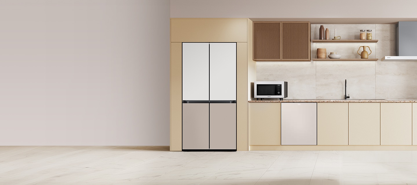 베이지색 대리석 바닥과 벽에 우드톤의 맞춤장과 키친핏 냉장고, 싱크장 안에 빌트인 식기세척기 신제품과 전자레인지 화이트 컬러가 놓여 있고, 라탄 재질의 장과 우드 벽선반에 나무로된 오브제와 도자기 병과 환풍기가 있는 이미지