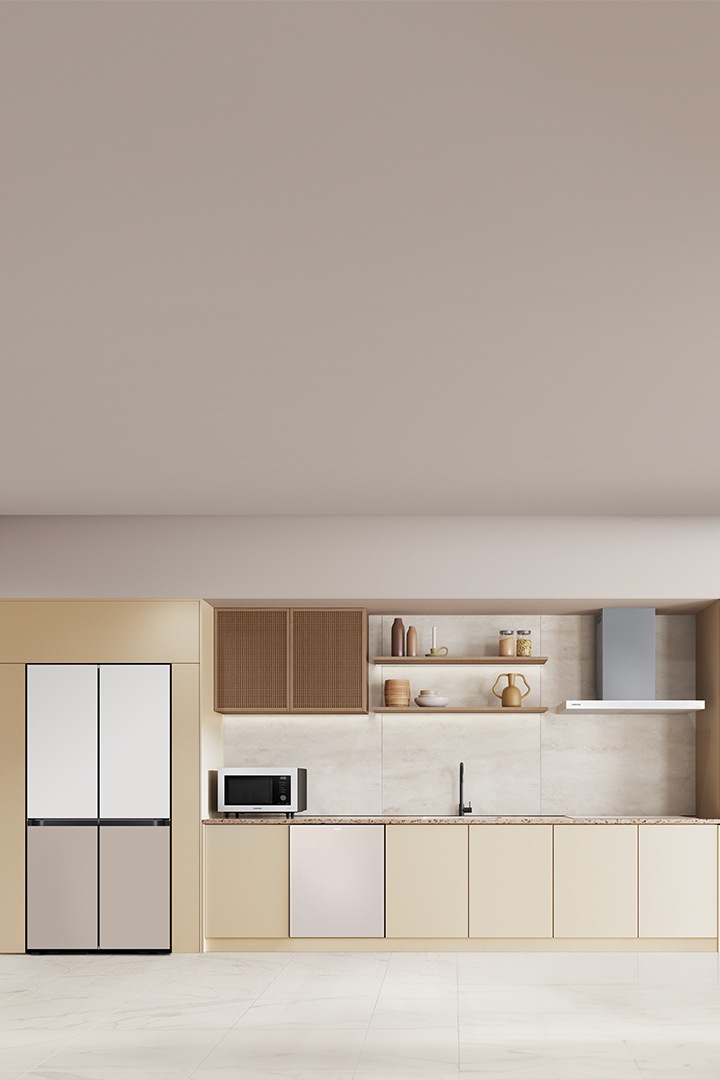 베이지색 대리석 바닥과 벽에 우드톤의 맞춤장과 키친핏 냉장고, 싱크장 안에 빌트인 식기세척기 신제품과 전자레인지 화이트 컬러가 놓여 있고, 라탄 재질의 장과 우드 벽선반에 나무로된 오브제와 도자기 병과 환풍기가 있는 이미지