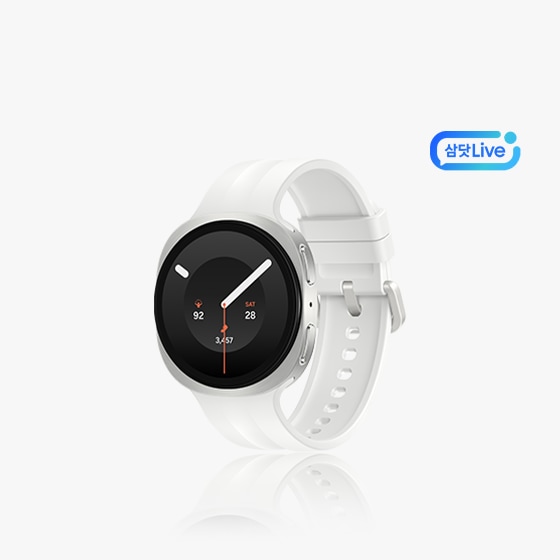 Galaxy Watch9 크림 제품의 정면 이미지+ 우측 삼닷 Live 로고