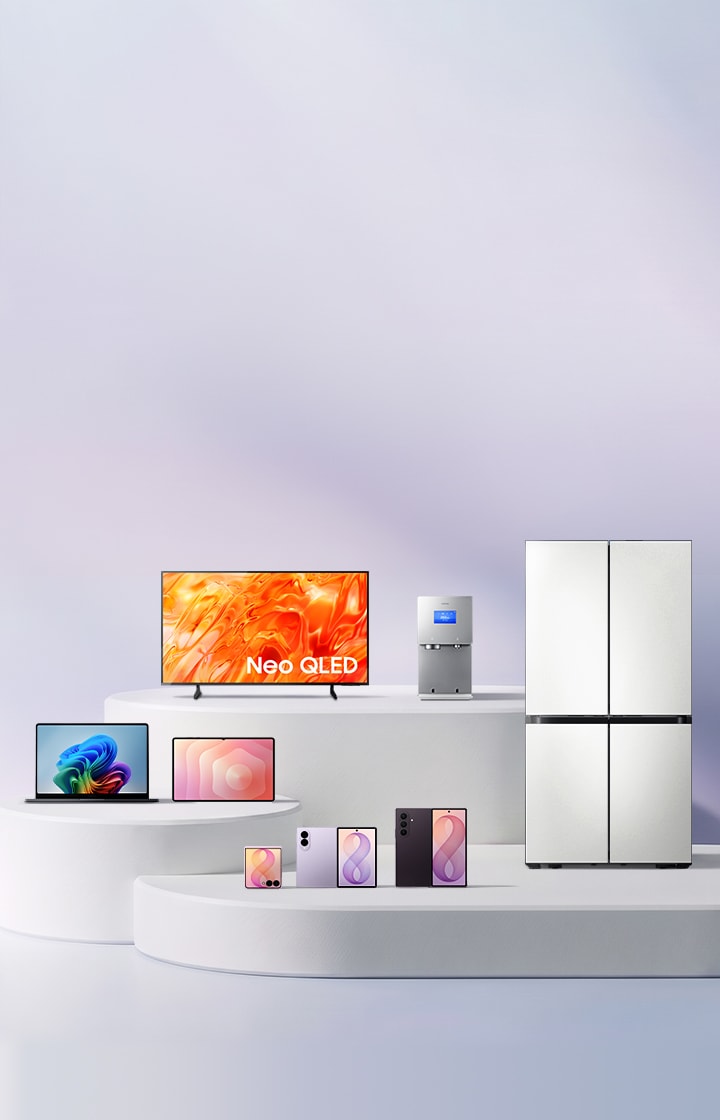 연보라빛 배경에서 흰색 원형 단상에 삼성 전자제품이 배치되어 있다. 상단에는 Neo QLED TV와 정수기, 오른쪽에는 냉장고, 가운데 단상에는 노트북과 태블릿, 하단 단상에는 갤럭시 폴더블 폰이 나열되어 있다. 이미지 클릭 시 AI 구독클럽 안내 페이지로 이동한다.