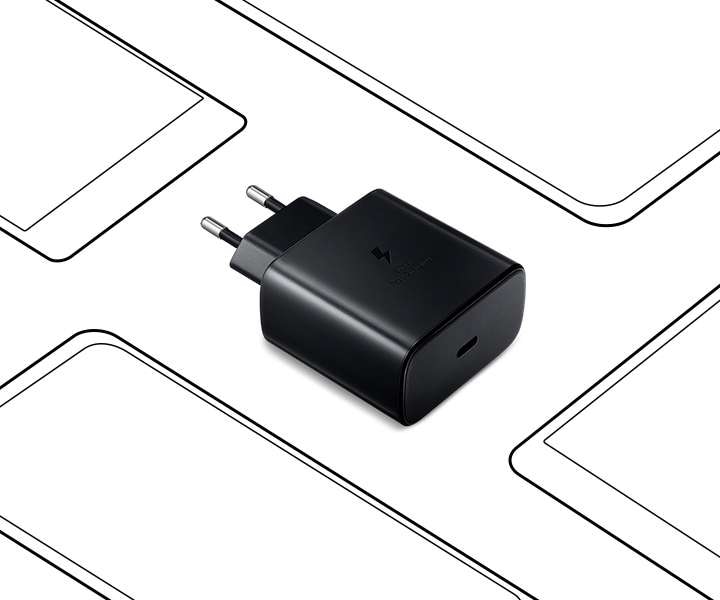45 W PD 충전기(USB C to C)의 제품이 가운데에 보여지며 오른쪽 상단, 왼쪽 상단, 오른쪽 하단, 왼쪽 하단에 갤럭시의 일러스트가 보여집니다.