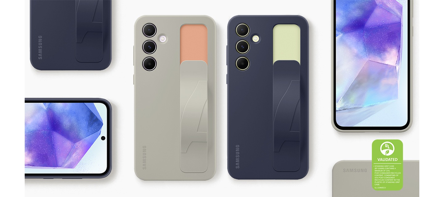 스탠딩 그립 케이스를 씌운 갤럭시 기기들이 있습니다. 중앙에 각각 그레이, 블루 블랙 컬러의 스마트폰이 뒷면을 드러내고 놓여 있습니다. 오른쪽 하단에는 UL 인증 로고와 다음과 같은 문구가 있습니다. 스탠딩 그립 케이스에는 최소 23 % 이상의, 케이스의 플라스틱에는 최소 42 % 이상의 재활용 소재가 포함되어 있습니다.