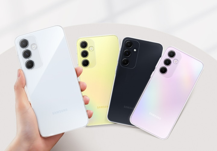 아이스 블루, 레몬, 네이비, 라일락 컬러의 갤럭시 스마트폰이 클리어 케이스를 착용한 채 나란히 놓여져 있습니다. 왼쪽 끝에 클리어 케이스를 씌운 아이스 블루 컬러의 기기를 손에 쥐고 있고 나머지 기기는 테이블 위에 올려져 있습니다.