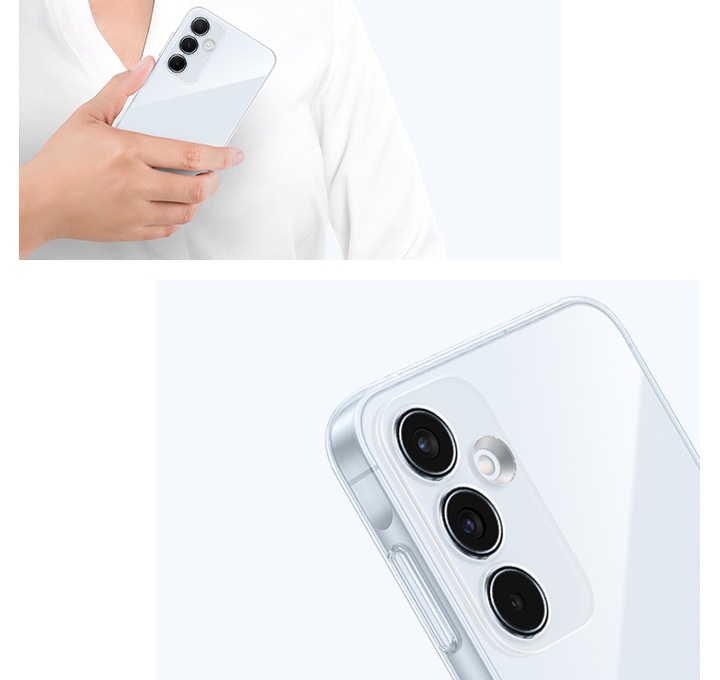 클리어 케이스를 씌운 아이스 블루 컬러의 갤럭시 기기를 들고 있는 사람이 있습니다. 오른쪽에는 케이스의 투명함을 강조하기 위해 기기의 뒷면을 확대한 모습입니다.