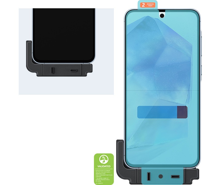 스크린 프로텍터 부착을 위해 갤럭시 기기에 어플리케이터가 밀착되어 있습니다. 오른쪽에는 어플리케이터를 사용하여 스크린 프로텍터를 부착 중인 기기가 있습니다. 오른쪽 하단에 UL 인증 로고와 다음과 같은 문구가 있습니다. 스크린 프로텍터의 어플리케이터에는 최소 50 % 이상의 재활용 소재가 포함되어 있습니다. *스크린 프로텍터의 모델명은 EF-UA556입니다. 