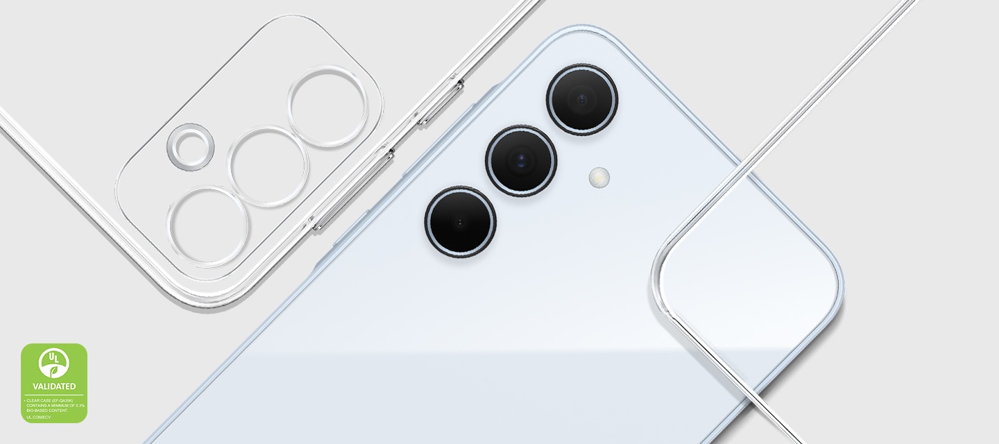 아이스 블루 컬러의 갤럭시 A35 5G 기기가 뒷면이 정면을 향하도록 사선으로 놓여 있습니다. 기기와 나란히 2개의 클리어 케이스가 서로 다른 모서리가 나타나도록 있습니다. 왼쪽 하단에 UL 인증 로고와 다음과 같은 문구가 있습니다. 클리어 케이스에는 최소 0.3 % 이상의 바이오 소재가 포함되어 있습니다. 