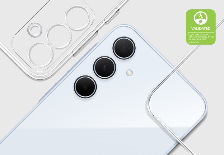 아이스 블루 컬러의 갤럭시 A35 5G 기기가 뒷면이 정면을 향하도록 사선으로 놓여 있습니다. 기기와 나란히 2개의 클리어 케이스가 서로 다른 모서리가 나타나도록 있습니다. 왼쪽 하단에 UL 인증 로고와 다음과 같은 문구가 있습니다. 클리어 케이스에는 최소 0.3 % 이상의 바이오 소재가 포함되어 있습니다. 
