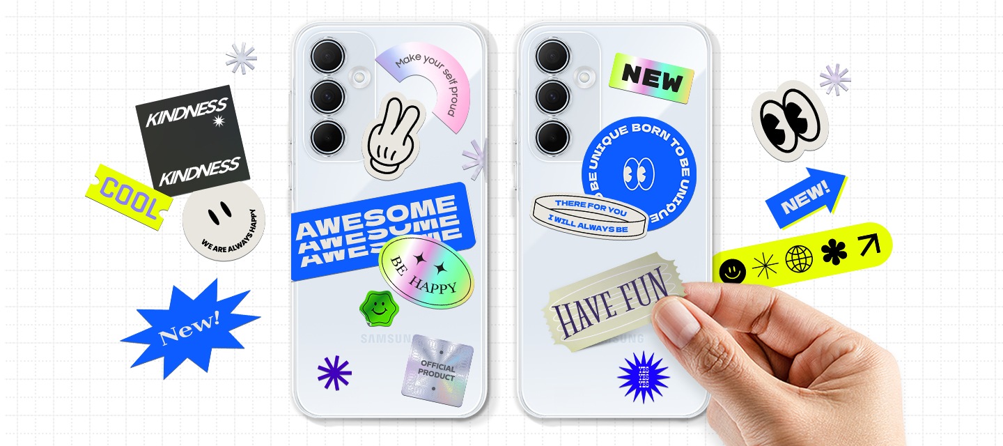 클리어 케이스를 씌운 아이스 블루 컬러의 갤럭시 A35 5G 기기 2대의 뒷면이 나란히 놓여 있습니다. 두 기기 모두 다양한 종류의 스티커로 꾸며져 있으며 주변 역시 스티커들로 장식되어 있습니다. 