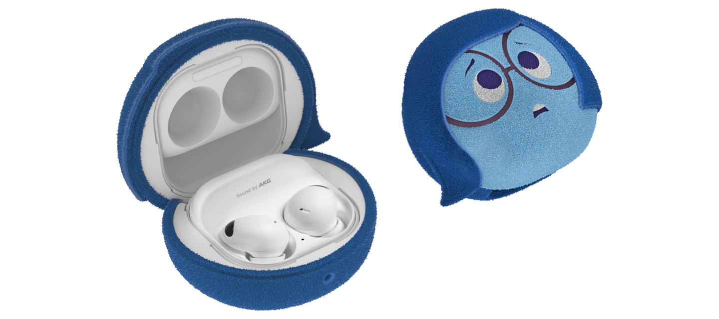 이미지 왼쪽 부분에는 갤럭시 버즈 인사이드 아웃2 슬픔이 케이스를 열은 후 버즈가 장착된 이미지를 왼쪽에서 위세서 내려본 이미지가 보이고 있고 이미지 오른쪽 부분에는 갤럭시 버즈 인사이드 아웃2 슬픔이 케이스를 장착 후 20도 정도 세운 뒤 왼쪽 위에서 내려본 이미지가 보이고 있습니다.