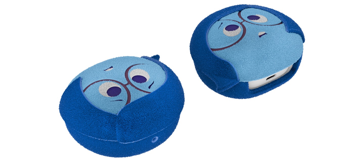 이미지 왼쪽 부분에는 갤럭시 버즈 인사이드 아웃2 슬픔이 케이스를 장착 후 오른쪽 위에서 내려본 이미지가 보이고 있고 이미지 오른쪽 부분에는 갤럭시 버즈 인사이드 아웃2 슬픔이 케이스를 장착 후 오른쪽으로 130도 돌린 후 오른쪽 위에서 내려본 이미지가 보이고 있습니다.