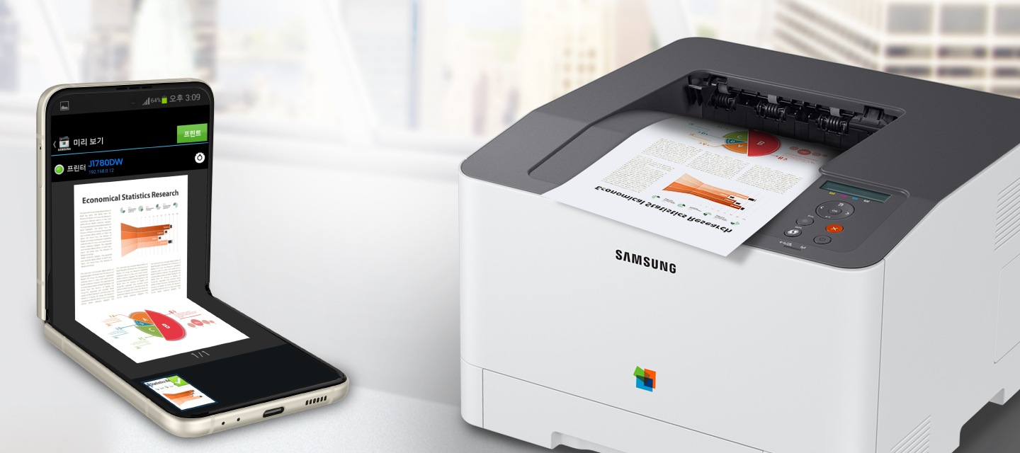 하얀 배경에 왼쪽 아래 부분에는 핸드폰 화면에 출력해야 할 출력물이 화면에 떠 있으며 이미지 오른쪽 부분에는 제품의 오른쪽 귀에서 내려본 이미지가 핸드폰 화면에 있는 출력물과 동일한 출력물을 출력하고 있습니다.