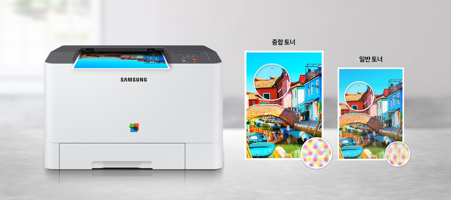 햇빛이 들어오는 배경에 이미지 왼쪽 부분에는 제품 정면 이미지가 있고 오른쪽에는 중합 토너를 사용하여 건물 풍경을 인쇄한 이미지와 일반 토너를 사용하여 인쇄한 이미지 출력물을 각각 오른쪽 하단에 어떻게 출력되었는지 확대하여 선명도를 비교 하는 이미지 입니다.