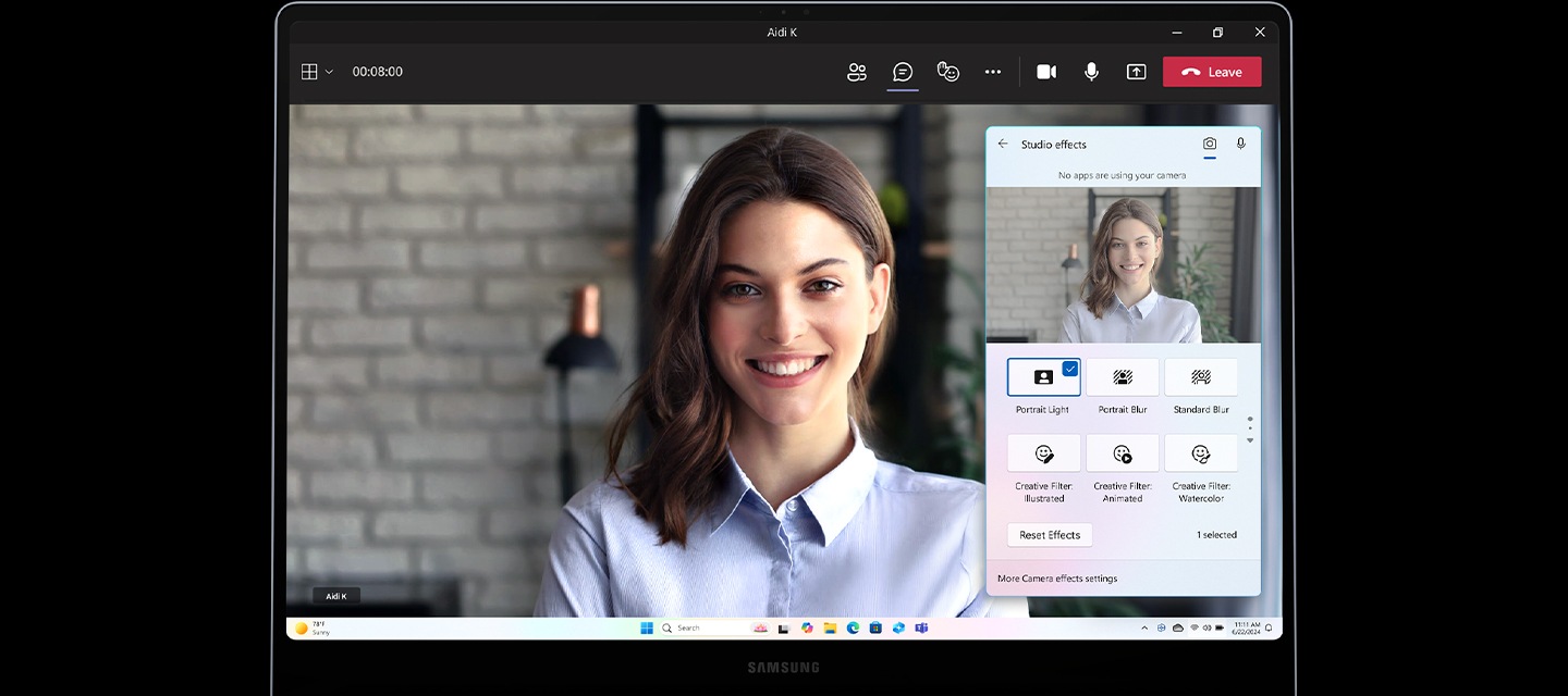 갤럭시 북4 Edge 화면에 젊은 여성이 Microsoft Teams 화상 통화를 하고 있습니다. Windows Studio Effect가 실행 중이고 선택할 수 있는 다양한 AI 효과와 필터가 표시되어 있습니다.