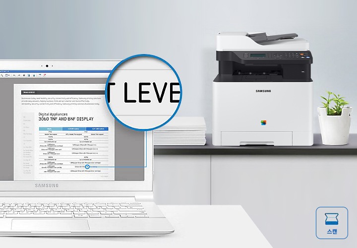 이미지 오른쪽 상단에 제품의 정면 이미지가 서랍 위에 배치되어 있고 이미지 왼쪽 하단에는 노트북에 영어가 작게 쓰여 있으며 노트북 오른쪽 상단에는 노트북에 영어가 작게 쓰여있는 부분을 확대하여 얇은 라인도 진하게 인식하는 것을 확대하여 보여주고 있습니다.