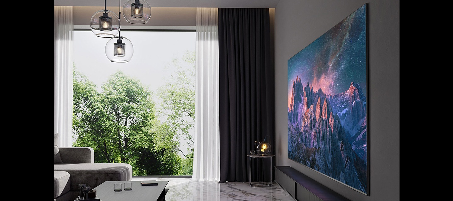 거실에 초대형 TV가 설치되어 있습니다.