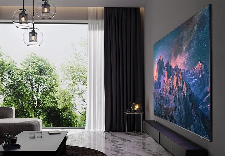 거실에 초대형 TV가 설치되어 있습니다.