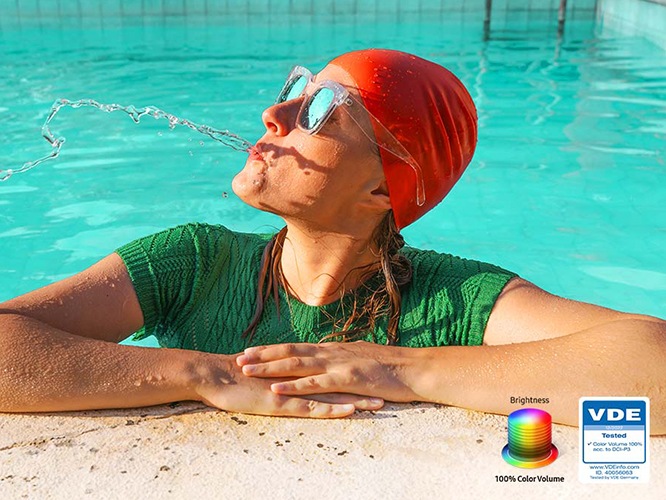 수영장에 가슴까지 걸치고 있는 여자가 보이며, 우측으로 컬러볼륨 인증 로고가 하단에 배치되어 있습니다.