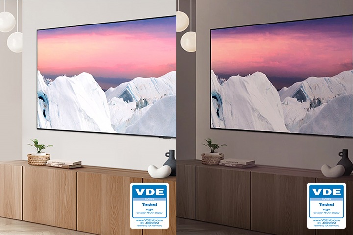 커다란 착문이 있는 유리창이 보이고 우측에는 분홍색 배경화면에 설산이 보이는 TV 화면이 나옵니다. 좌측에는 밝은 버전과 우측에는 어두운 버전의 동일 이미지가 있으며 자동으로 색상을 조절할 수 있는 기능을 이미지로 보여주고 있습니다.