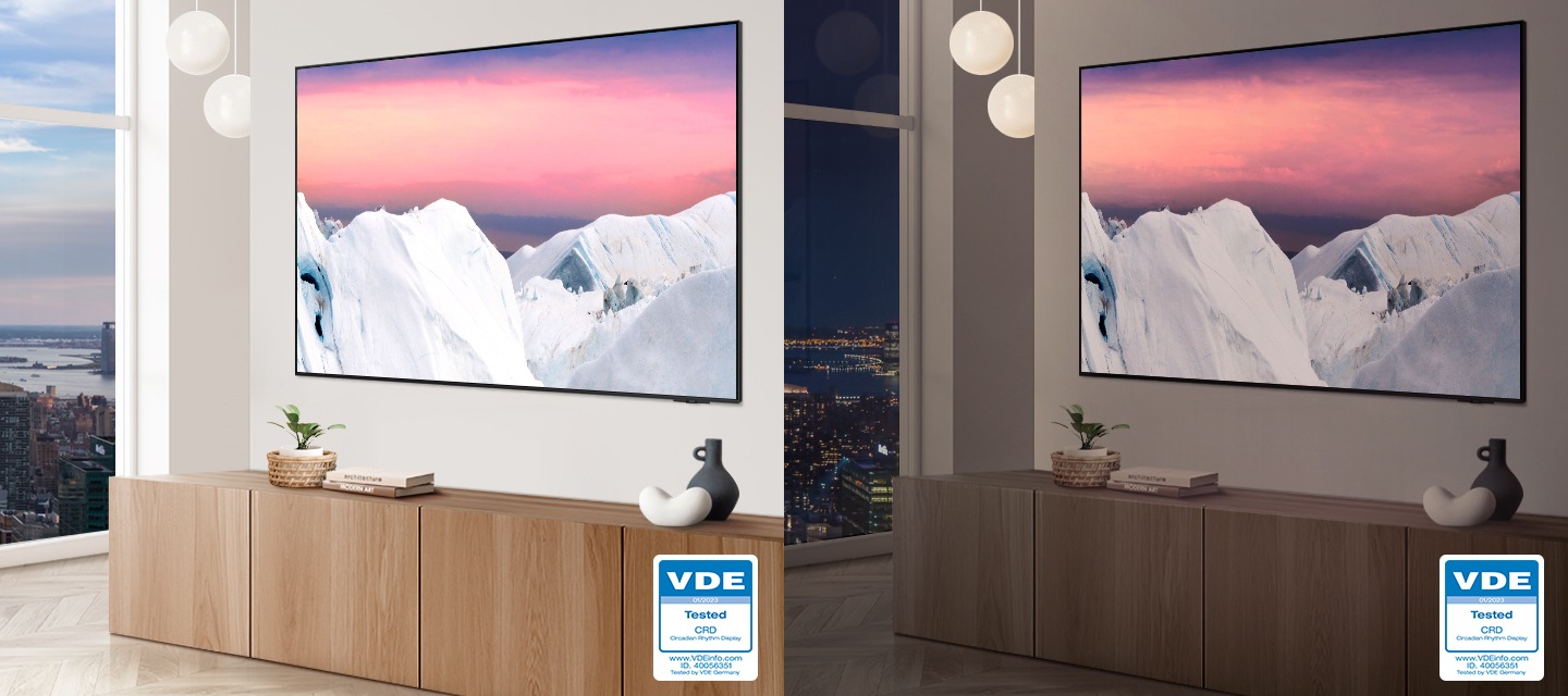 커다란 착문이 있는 유리창이 보이고 우측에는 분홍색 배경화면에 설산이 보이는 TV 화면이 나옵니다. 좌측에는 밝은 버전과 우측에는 어두운 버전의 동일 이미지가 있으며 자동으로 색상을 조절할 수 있는 기능을 이미지로 보여주고 있습니다.