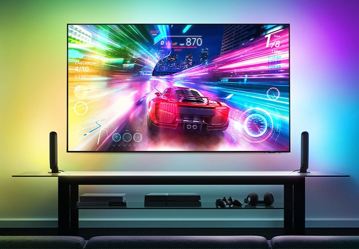 TV 화면 속으로 화려한 컬러감의 레이싱 게임 화면이 보여지고 있습니다.