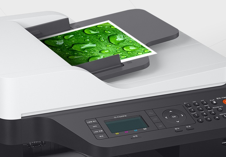 이미지 왼쪽과 중간 부분에 크게 왼쪽 위에서 내려본 제품 이미지가 확대되어 보이고 있습니다. 제품 상단에는 물방울이 맺힌 나뭇잎 부분을 확대한 이미지가 높은 해상도로 선명한 출력이 된 출력물을 보여주고 있습니다.