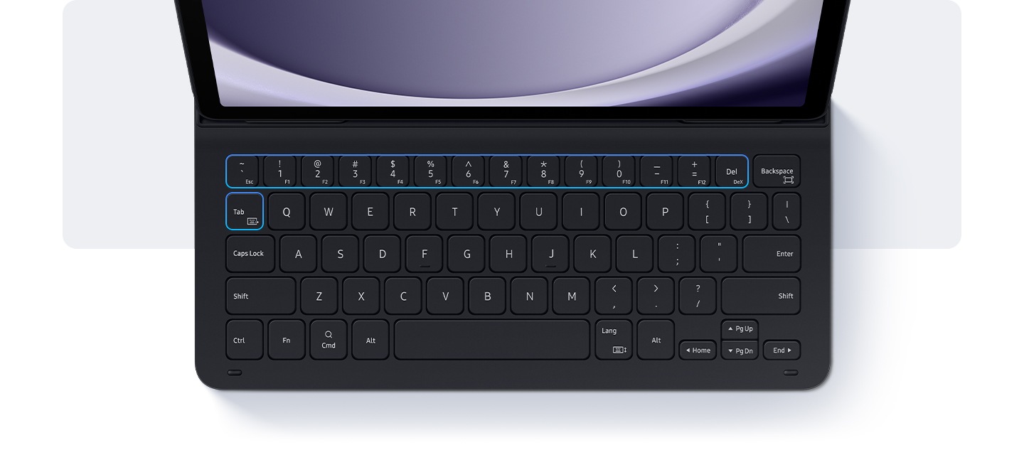 슬림 키보드 북커버를 장착 후 세운 뒤 위에서 키보드 부분을 내려본 이미지이며, 맨 위 줄의 키와 두 번째 줄의 가장 왼쪽 키가 강조 표시되어 있습니다. 맨 위 줄의 키에는 Esc, F1~F12와 일반적인 숫자 키 안에 내장된 Dex 키와 del 키가 있습니다. 두 번째 줄의 가장 왼쪽 키는 Tab 키로, 여기에는 키보드 공유 바로가기 키도 포함되어 있습니다. 