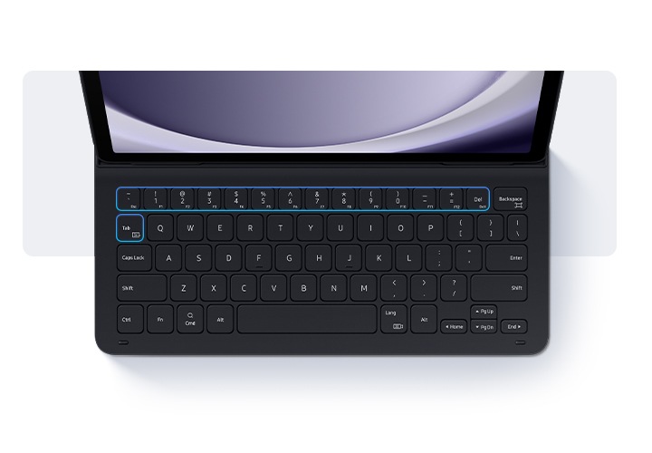 슬림 키보드 북커버를 장착 후 세운 뒤 위에서 키보드 부분을 내려본 이미지이며, 맨 위 줄의 키와 두 번째 줄의 가장 왼쪽 키가 강조 표시되어 있습니다. 맨 위 줄의 키에는 Esc, F1~F12와 일반적인 숫자 키 안에 내장된 Dex 키와 del 키가 있습니다. 두 번째 줄의 가장 왼쪽 키는 Tab 키로, 여기에는 키보드 공유 바로가기 키도 포함되어 있습니다. 