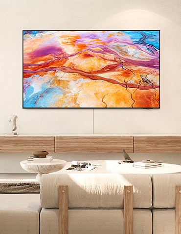 소파가 있는 거실에 TV가 벽에 걸려 있습니다.