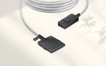 책상 위에 매직케이블 커버 부분이 닫힌 제품이 올려져 있습니다.