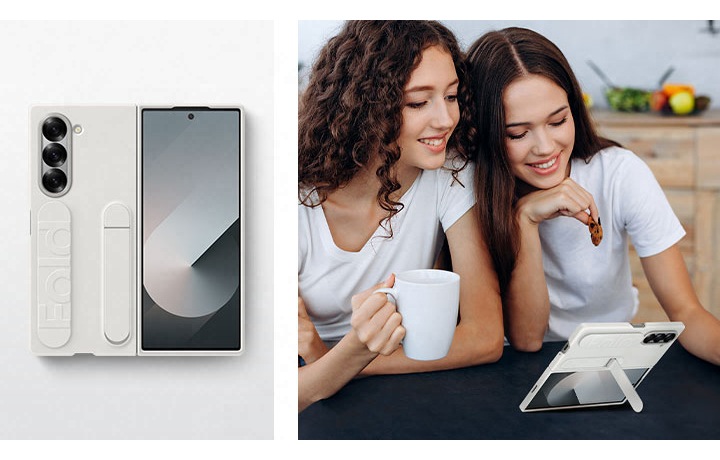 왼쪽 사진은 흰색 실리콘 그립 케이스를 착용한 정면 이미지입니다. 오른쪽 사진은 스탠드를 사용하여 스마트폰을 테이블 위에 거치한 채로 두 여성이 함께 콘텐츠를 감상하는 모습입니다. 
