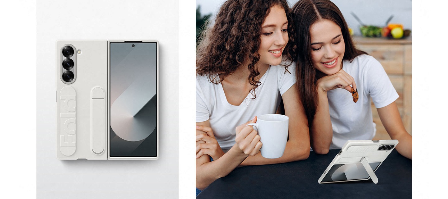 왼쪽 사진은 흰색 실리콘 그립 케이스를 착용한 정면 이미지입니다. 오른쪽 사진은 스탠드를 사용하여 스마트폰을 테이블 위에 거치한 채로 두 여성이 함께 콘텐츠를 감상하는 모습입니다. 