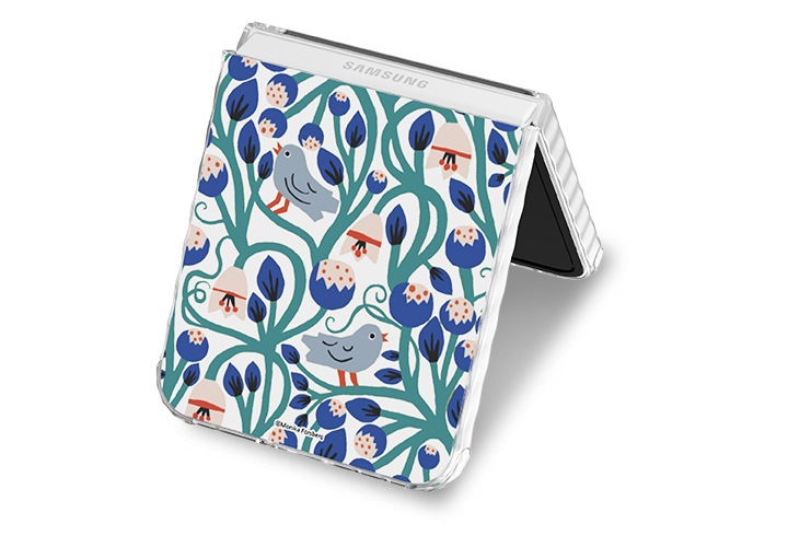 갤럭시 Z 플립6 아티스트 모니카 포스버그 버라이어티 케이스를 장착 후 접은 뒤 왼쪽으로 20도 정도 돌아간 정면 이미지가 보이고 있습니다.