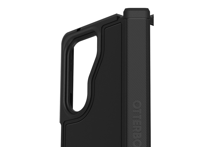 갤럭시 Z 폴드6 오터박스 디펜더 XT를 90도 정도 접은 뒤 힌지 부분을 확대한 정면 이미지입니다.