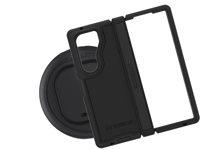 갤럭시 Z 폴드6 오터박스 디펜더 XT를 펼친 뒤 무선 충전기 위에 올려져 있는 정면 이미지입니다.
