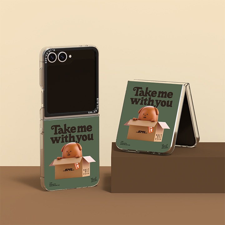 갤색 바닥과 연한 갈색 배경에 이미지 왼쪽 부분에는 갤럭시 Z 플립6 스티키몬스터랩 슬림 임프레션 케이스를 장착 후 펼친 정면 이미지가 보이고 있고 이미지 오른쪽 부분에는 갤럭시 Z 플립6 스티키몬스터랩 슬림 임프레션 케이스를 장착 후 접은 뒤 세워 놓은 정면 이미지 보이고 있습니다.