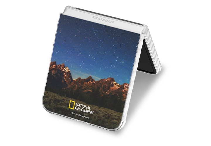 갤럭시 Z 플립6 내셔널지오그래픽 버라이어티 케이스를 장착 후 접은 뒤 왼쪽으로 20도 정도 돌아간 정면 이미지가 보이고 있습니다.