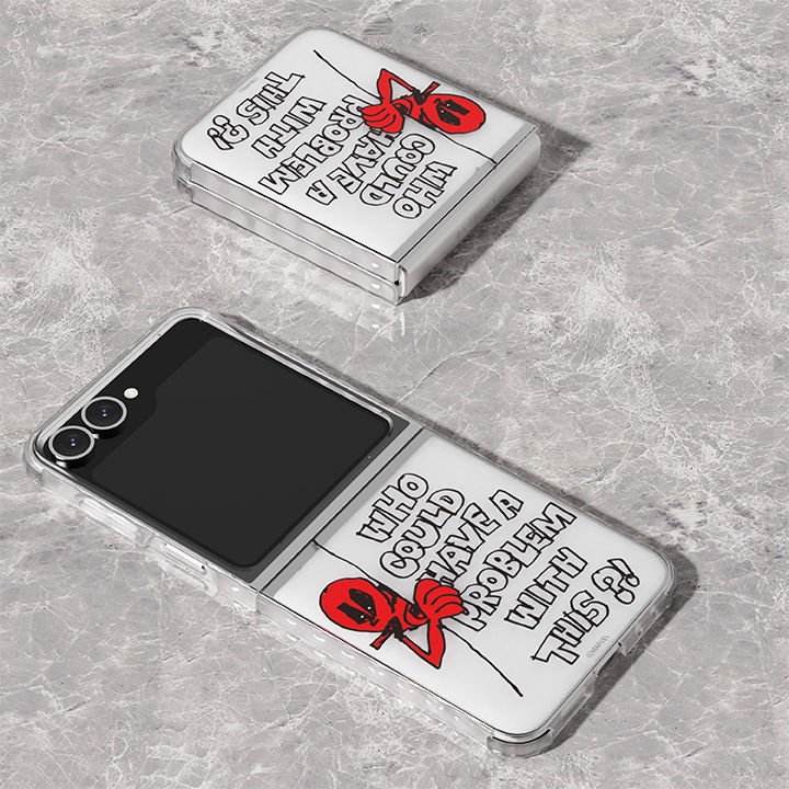 회색 대리석 바닥을 배경으로 갤럭시 Z 플립6 마블 데드풀 버라이어티 케이스를 장착 후 펼친 뒤 왼쪽으로 40도 돌린 뒤 눕혀 놓은 정면 이미지가 이미지 왼쪽 하단에 보이고 있고 이미지 왼쪽 상단부분에는 갤럭시 Z 플립6 마블 데드풀 버라이어티 케이스를 장착 후 접은 뒤 오른쪽으로 120도 정도 돌려 눕혀 놓은 정면 이미지가 보이고 있습니다.